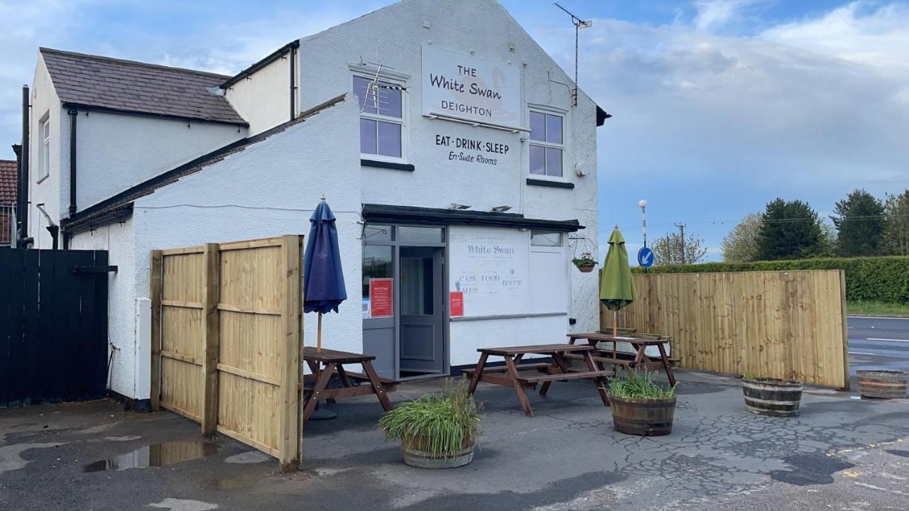 Hotel The White Swan Deighton York Exterior foto